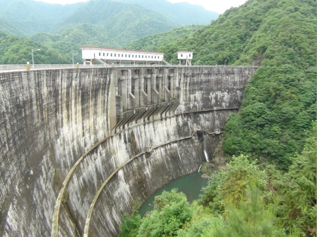 江西盘溪电站大坝(左岸底孔泄放生态流量)湖南索溪电站尾水设施(旁边