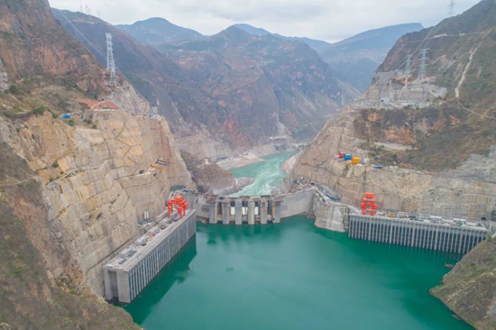 乌东德水电站成功蓄水至945米