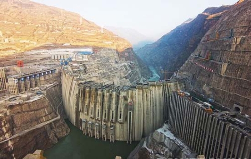 白鹤滩水电站左岸7个坝段浇筑到顶